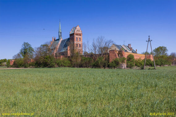 Świecie pozostałości miejskich mur&oacute;w obronnych.