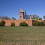 Świecie pozostałości miejskich murów obronnych.