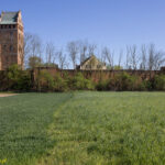 Świecie pozostałości miejskich murów obronnych.