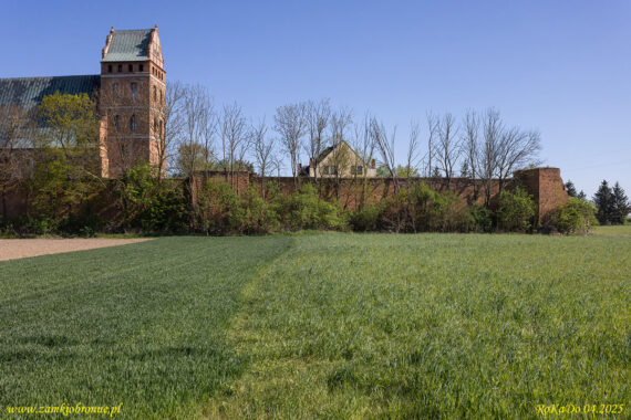 Świecie pozostałości miejskich mur&oacute;w obronnych.