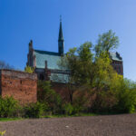 Świecie pozostałości miejskich murów obronnych.