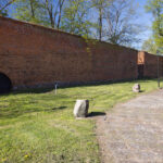 Świecie pozostałości miejskich murów obronnych.