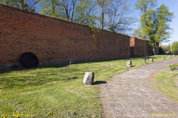 Świecie pozostałości miejskich mur&oacute;w obronnych.