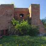 Świecie pozostałości miejskich murów obronnych.