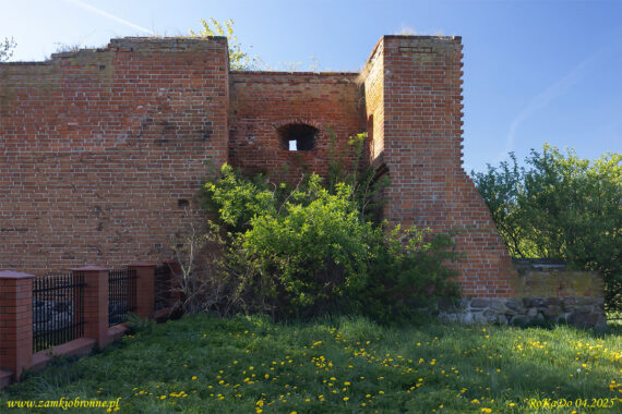 Świecie pozostałości miejskich mur&oacute;w obronnych.