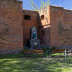 Świecie pozostałości miejskich murów obronnych.