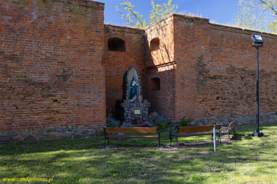 Świecie pozostałości miejskich mur&oacute;w obronnych.