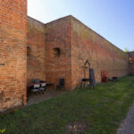 Świecie pozostałości miejskich murów obronnych.