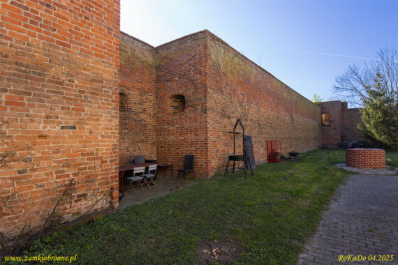 Świecie pozostałości miejskich mur&oacute;w obronnych.