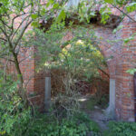 Świecie pozostałości miejskich murów obronnych.