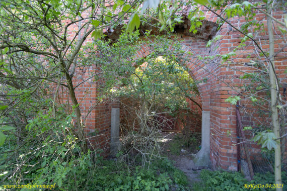 Świecie pozostałości miejskich mur&oacute;w obronnych.