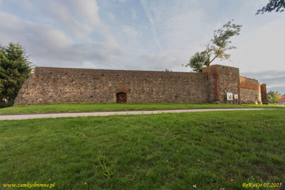 Lipiany miejskie mury obronne odcinek z trzema basztami