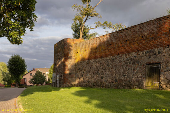 Lipiany miejskie mury obronne odcinek z trzema basztami