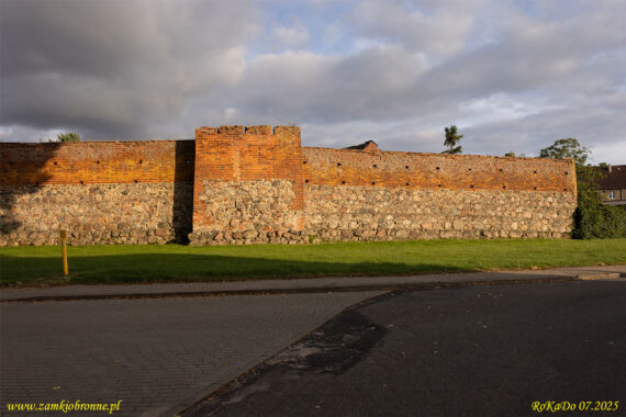 Lipiany miejskie mury obronne odcinek z trzema basztami