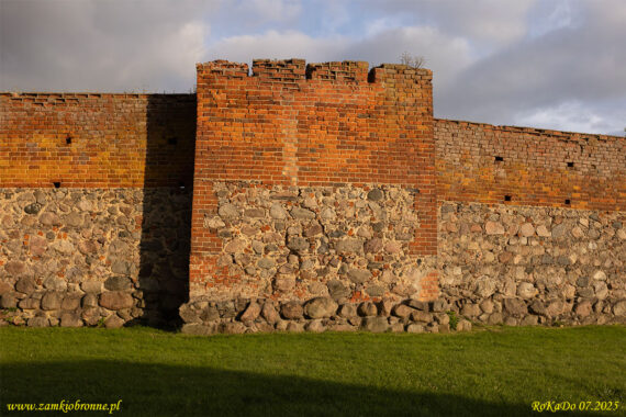 Lipiany miejskie mury obronne odcinek z trzema basztami