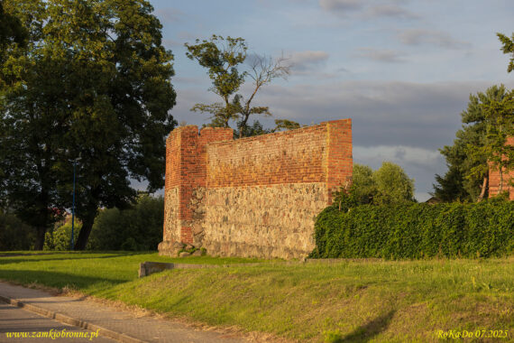 Lipiany miejskie mury obronne odcinek z trzema basztami