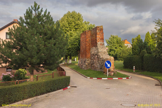 Lipiany miejskie mury obronne fragment z basztą łupinową