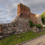 Lipiany miejskie mury obronne fragment z basztą łupinową