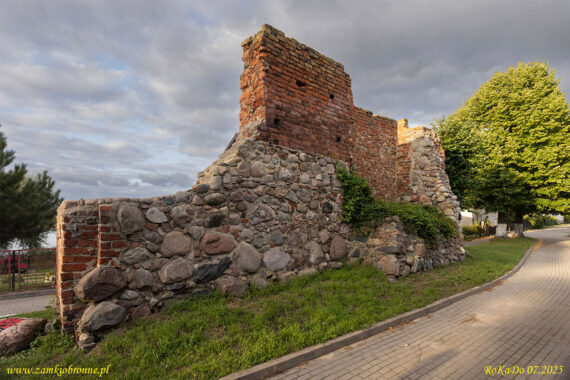 Lipiany miejskie mury obronne fragment z basztą łupinową