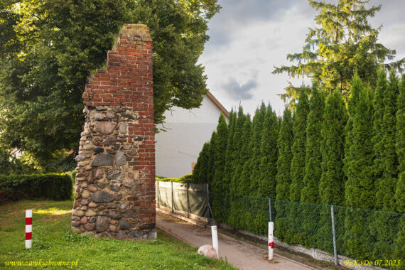 Lipiany miejskie mury obronne fragment z basztą łupinową