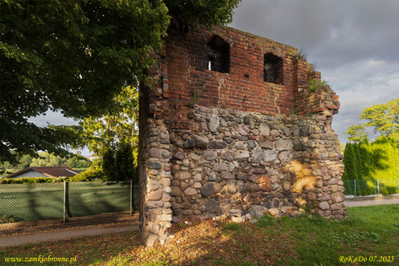 Lipiany miejskie mury obronne fragment z basztą łupinową