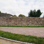 Dąbie zachowany fragment miejskich murów obronnych.