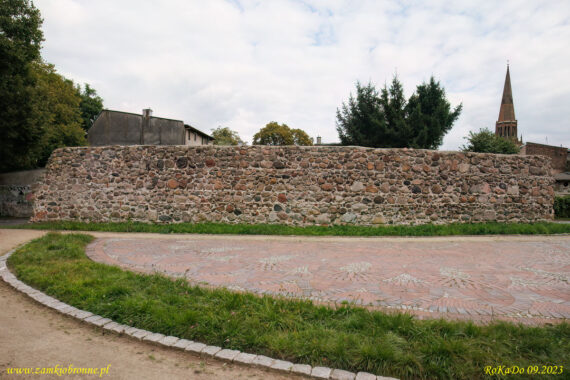 Dąbie zachowany fragment miejskich murów obronnych.