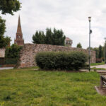 Dąbie zachowany fragment miejskich murów obronnych.