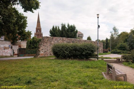 Dąbie zachowany fragment miejskich murów obronnych.