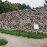 Dąbie zachowany fragment miejskich murów obronnych.