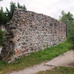 Dąbie zachowany fragment miejskich murów obronnych.