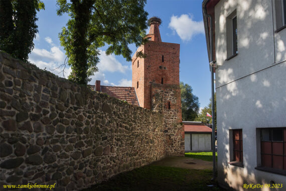 Trzcińsko miejskie mury obronne baszta Bociania