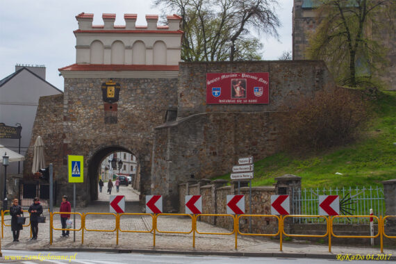 Opat&oacute;w mury miejskie Brama Warszawska