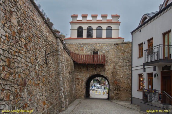 Opat&oacute;w mury miejskie Brama Warszawska