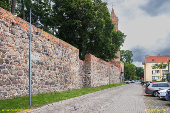 Stargard miejskie mury obronne fragment z zachowana czatownią