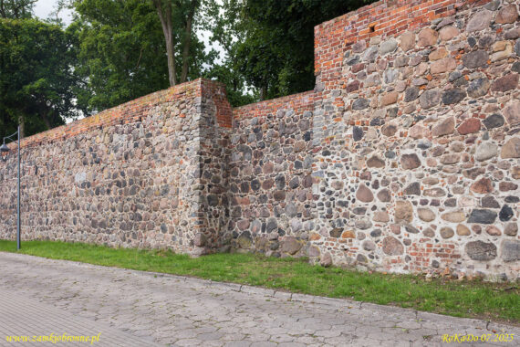 Stargard miejskie mury obronne fragment z zachowana czatownią