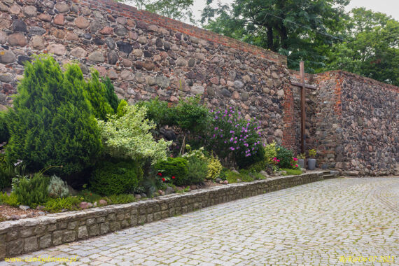 Stargard miejskie mury obronne fragment z zachowana czatownią