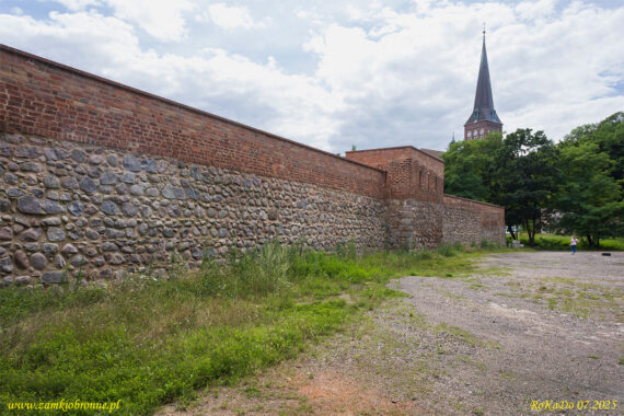 Stargard miejskie mury obronne fragment z zachowana czatownią
