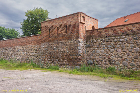 Stargard miejskie mury obronne fragment z zachowana czatownią