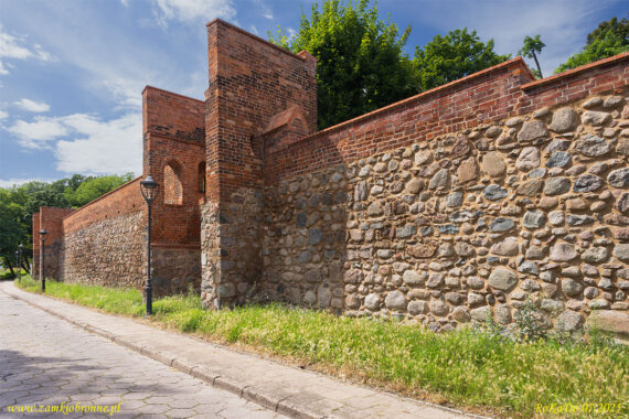 Stargard miejskie mury obronne fragment z zachowana czatownią