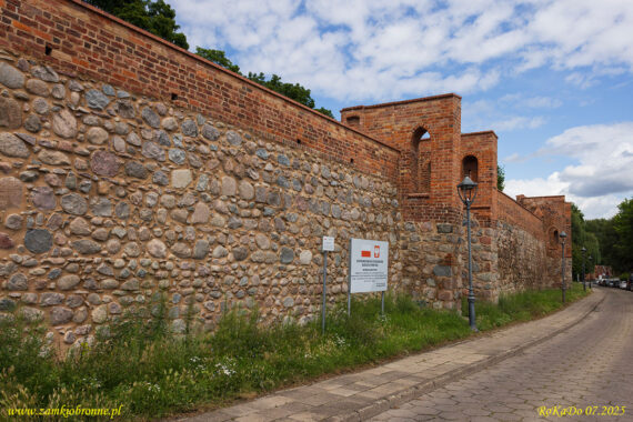 Stargard miejskie mury obronne fragment z zachowana czatownią