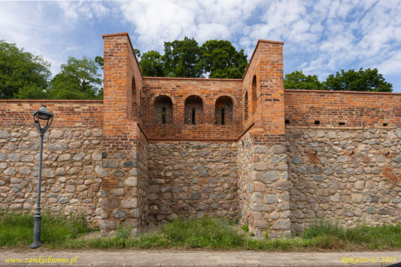 Stargard miejskie mury obronne fragment z zachowana czatownią