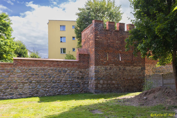 Stargard miejskie mury obronne fragment z zachowana czatownią