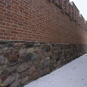 Inowrocław częściowo zrekonstruowany fragment murów obronnych