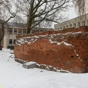 Inowrocław zachowany fragment murów obronnych